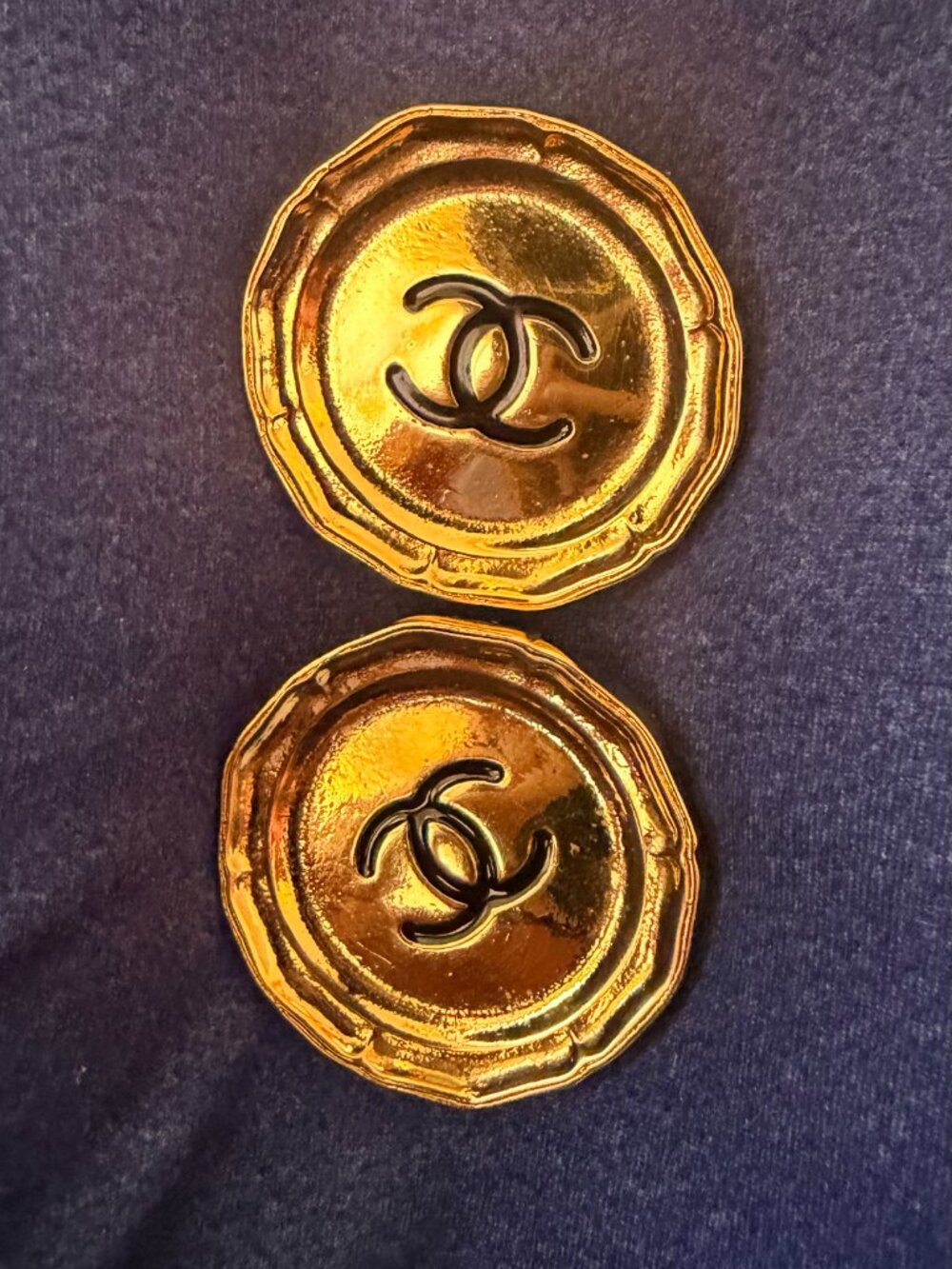 CHANEL VINTAGE AUTHENTIC DISH PLATE CLIP-ON EARRINGS - Picture 5 of 8